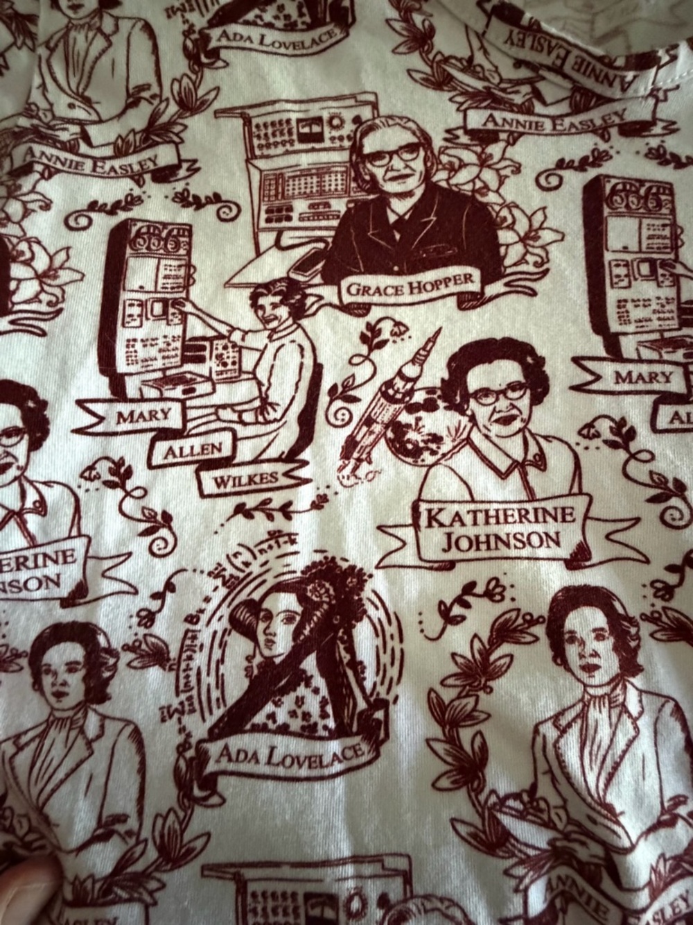Svaha USA hidden figures Graphic V-Neck dress Tee in White & Burgundy - Picture 4 of 14
